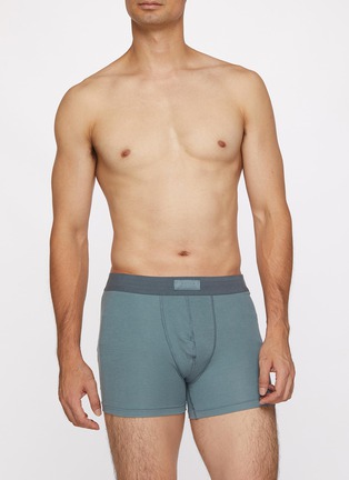 模特儿示范图 - 点击放大 - SKIMS - SKIMS Cotton Boxer Briefs — Pack of 3