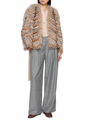 模特儿示范图 - 点击放大 - YVES SALOMON - Chevron Pattern Fur Self Tie Jacket