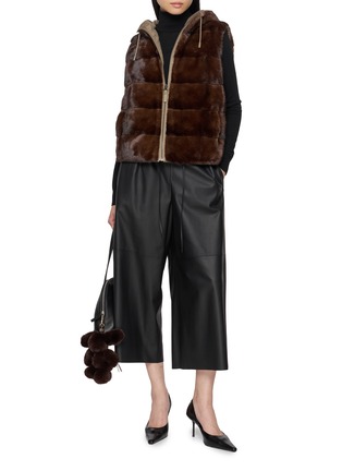 模特儿示范图 - 点击放大 - YVES SALOMON - Reversible Fox Fur Puffer Vest
