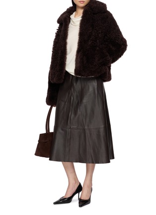 模特儿示范图 - 点击放大 - YVES SALOMON - Cropped Curly Shearling Jacket