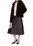 模特儿示范图 - 点击放大 - YVES SALOMON - Cropped Curly Shearling Jacket
