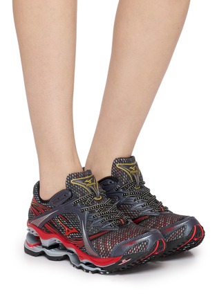 模特儿示范图 - 点击放大 - MIZUNO - WAVE PROPHECY 1 Unisex Sneakers