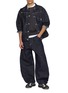 模特儿示范图 - 点击放大 - COMME DES GARÇONS HOMME - Cotton Reactive Denim Barrel Leg Jeans