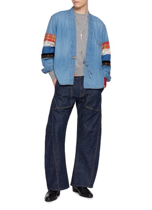 模特儿示范图 - 点击放大 - KHOKI - Patchwork Sleeve Cotton Denim Overshirt