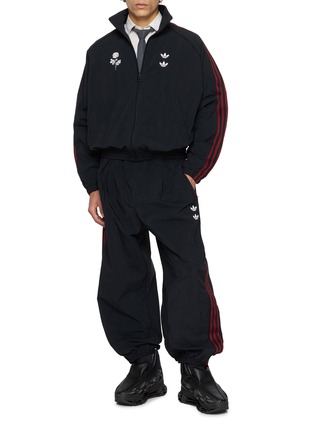 模特儿示范图 - 点击放大 - ADIDAS - X Willy Chavarria Side Stripe Woven Track Pants