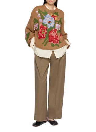 模特儿示范图 - 点击放大 - BAZISZT - Pucalpa Floral Embroidered Knit Sweater