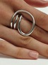 细节 - 点击放大 - CHARLOTTE CHESNAIS - Round Trip Sterling Silver Ring — EU 49