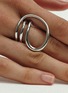 细节 - 点击放大 - CHARLOTTE CHESNAIS - Round Trip Sterling Silver Ring — EU 55