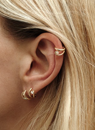 细节 - 点击放大 - CHARLOTTE CHESNAIS - Serti Sculpté 18K Gold Diamond Single Hoop Earring — Left