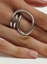 细节 - 点击放大 - CHARLOTTE CHESNAIS - Round Trip Sterling Silver Ring — EU 51