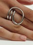 细节 - 点击放大 - CHARLOTTE CHESNAIS - Round Trip Sterling Silver Ring — EU 53