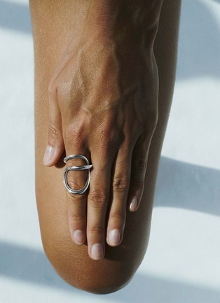 细节 - 点击放大 - CHARLOTTE CHESNAIS - Ribbon Sterling Silver Ring — EU 51