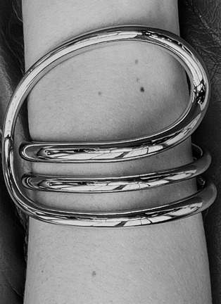 细节 - 点击放大 - CHARLOTTE CHESNAIS - Round Trip Sterling Silver Bracelet — Size M