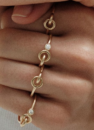细节 - 点击放大 - CHARLOTTE CHESNAIS - Twin 18K Gold Diamond Ring — EU 53