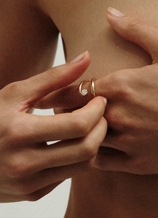 细节 - 点击放大 - CHARLOTTE CHESNAIS - Serti Sculpté 18K Gold Diamond Ring — EU 53