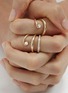 细节 - 点击放大 - CHARLOTTE CHESNAIS - Double Serti Sculpté 18K Gold Diamond Ring — EU 53