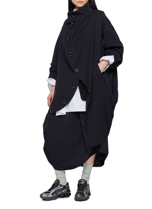 模特儿示范图 - 点击放大 - ANREALAGE - Ball Pinstripe Polyester Midi Skirt