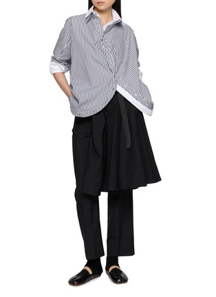 模特儿示范图 - 点击放大 - ANREALAGE - Striped Asymmetrical Curved Hem Shirt