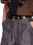 模特儿示范图 - 点击放大 - TOGA VIRILIS ACCESSORIES - Metal Leather Belt