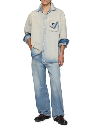 模特儿示范图 - 点击放大 - MM6 MAISON MARGIELA - Long Sleeve Light Wash Torn Pocket Denim Shirt