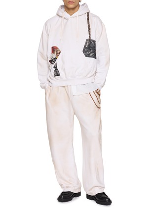 模特儿示范图 - 点击放大 - DOUBLET - Embroidered Waist Chain Cotton Sweatpants
