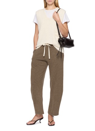 模特儿示范图 - 点击放大 - EDITION - V-Neck Cotton Cashmere Knit Vest