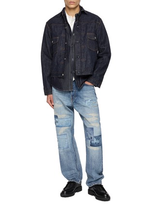 模特儿示范图 - 点击放大 - FDMTL - Distressed Patchwork Classic Fit Denim Jeans