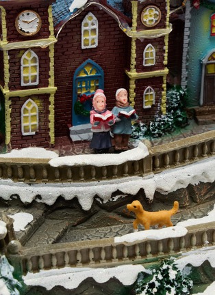 细节 –点击放大 - MUSICBOXWORLD - Illuminated Christmas Town Animated Music Box