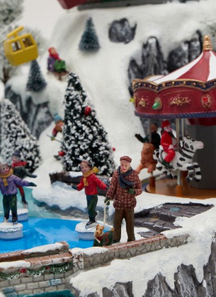 细节 –点击放大 - MUSICBOXWORLD - Ice Skating Rink Cable Car Animated Music Box