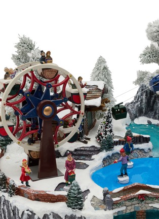 细节 –点击放大 - MUSICBOXWORLD - Ice Skating Rink Cable Car Animated Music Box