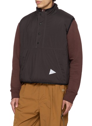 细节 - 点击放大 - AND WANDER - Reversible Stand Collar Boa Vest