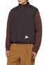 细节 - 点击放大 - AND WANDER - Reversible Stand Collar Boa Vest