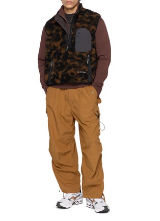 模特儿示范图 - 点击放大 - AND WANDER - Reversible Stand Collar Boa Vest