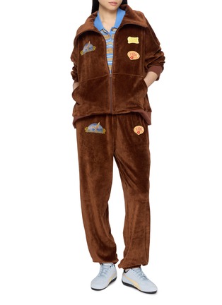 模特儿示范图 - 点击放大 - HALFWAY NATIVE - Ocean Breeze Graphic Embellished Sweatpants