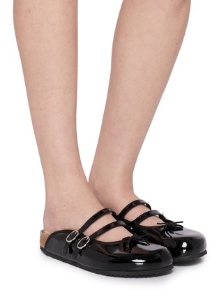 模特儿示范图 - 点击放大 - BIRKENSTOCK 1774 - X Repetto Scala 漆皮玛丽珍穆勒鞋