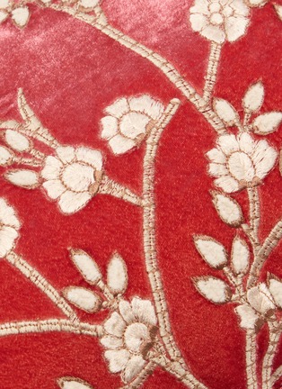 细节 –点击放大 - ANKE DRECHSEL - Tuileries 刺绣丝绒抱枕 — 雪葩红