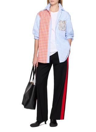 模特儿示范图 - 点击放大 - LOEWE - X Cosima von Bonin Long Sleeve Patchwork Chequered Shirt