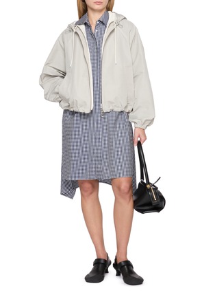 模特儿示范图 - 点击放大 - LOEWE - Chequered Cape Panel Shirt Dress