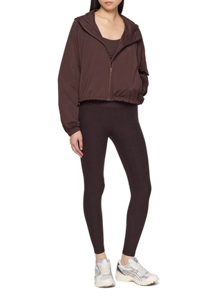 模特儿示范图 - 点击放大 - BEYOND YOGA - Places To Go UV Protection Hooded Jacket