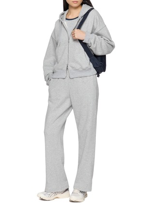 模特儿示范图 - 点击放大 - BEYOND YOGA - LuxeFleece Straight Leg Sweatpants