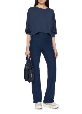 模特儿示范图 - 点击放大 - BEYOND YOGA - Studio Luxe Cropped Long Sleeve T-Shirt
