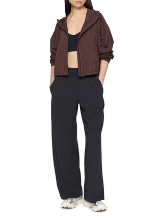 模特儿示范图 - 点击放大 - BEYOND YOGA - Move Free Wide Leg Pants