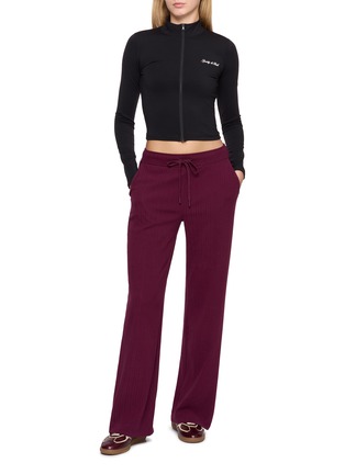 模特儿示范图 - 点击放大 - BEYOND YOGA - Breathe Easy Ribbed Wide Leg Pants
