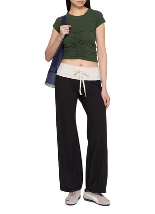 模特儿示范图 - 点击放大 - FP MOVEMENT - Tempo Ruched Short Sleeve Top