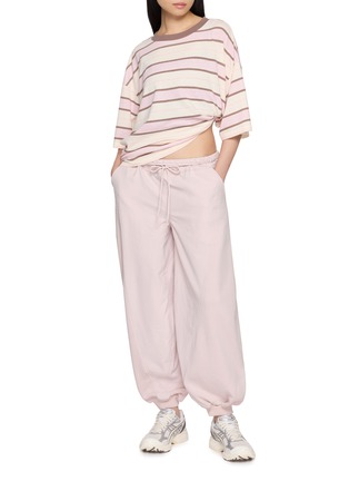 模特儿示范图 - 点击放大 - FP MOVEMENT - Tackle Printed Stripe T-Shirt