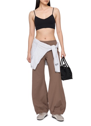 模特儿示范图 - 点击放大 - FP MOVEMENT - Quick Step Drawstring Waistband Pants