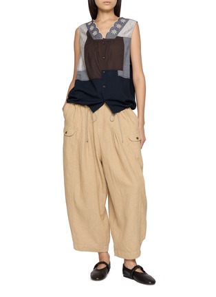模特儿示范图 - 点击放大 - FAFAMOON - Scalloped Floral Embroidered Patchwork Vest