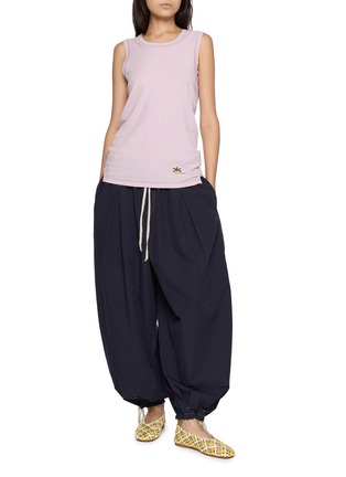 模特儿示范图 - 点击放大 - FAFAMOON - Fruit Graphic Hem Tank Top
