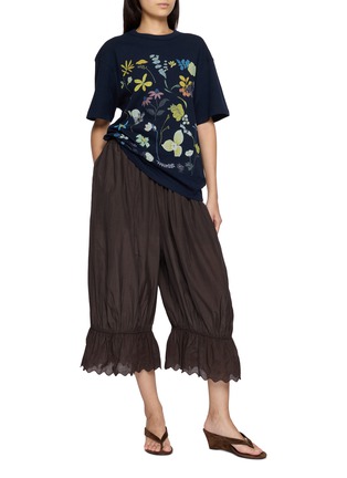 模特儿示范图 - 点击放大 - FAFAMOON - Floral Graphic T-Shirt