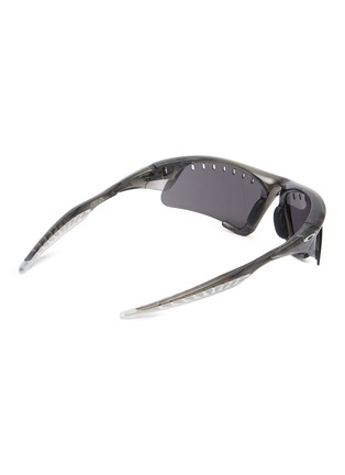 模特儿示范图 - 点击放大 - OAKLEY - x SATISFY Suture Jacket Prizm™ Sunglasses